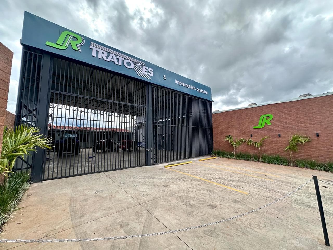 Fachada pronta — a loja tomando vida