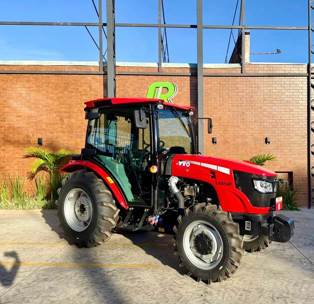 Trator YTO LX854